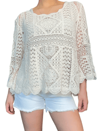 Chandail en beige en crochet à motifs variés pour femme.