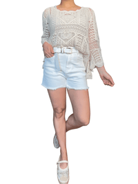 Chandail en beige en crochet à motifs variés pour femme avec short.
