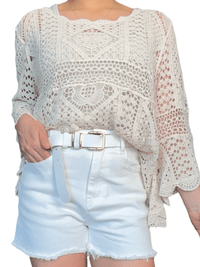 Chandail en beige en crochet à motifs variés pour femme avec ceinture.