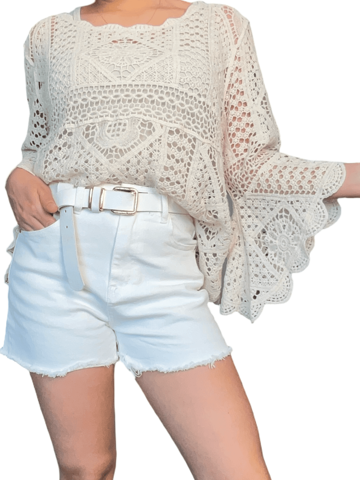 Chandail en beige en crochet à motifs variés pour femme avec camisole en dessous.