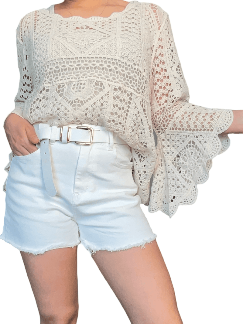 Chandail en beige en crochet à motifs variés pour femme avec camisole en dessous.