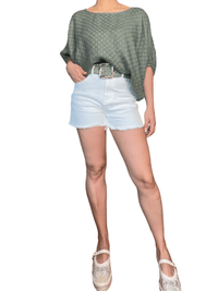 Chandail kaki décontracté pour femme avec short et ballerines.