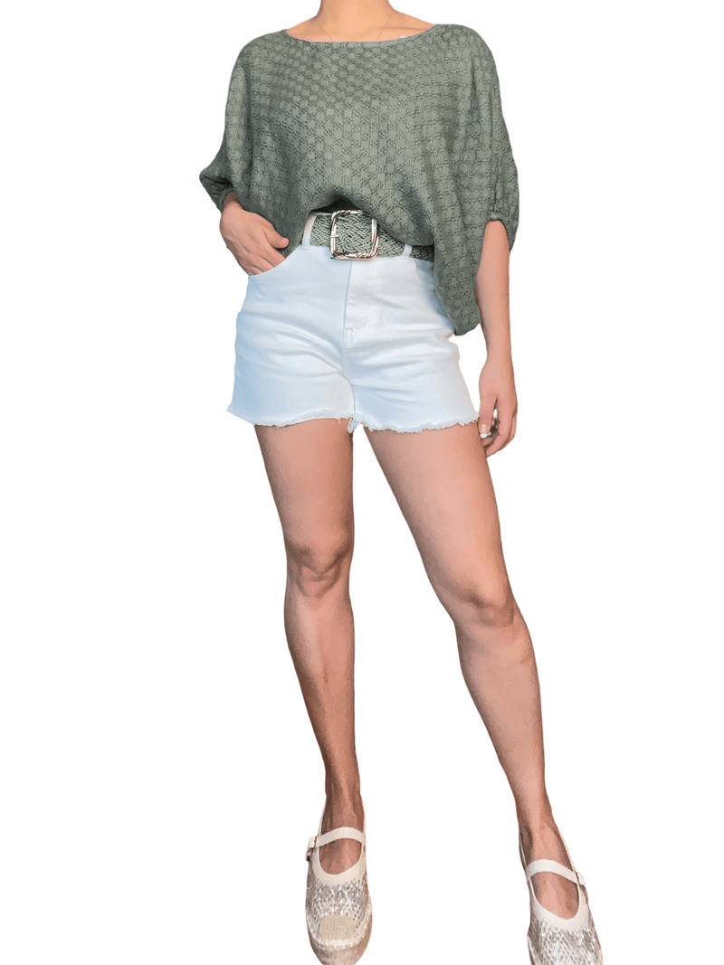 Chandail kaki décontracté pour femme avec short et ballerines.