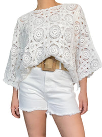 Chandail blanc en crochet à motifs bohèmes pour femme avec ceinture.