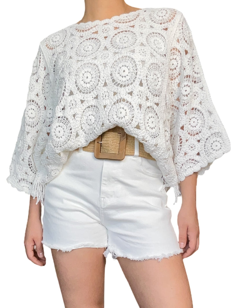 Chandail blanc en crochet à motifs bohèmes pour femme avec ceinture.