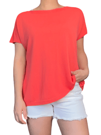 T-shirt corail uni pour femme avec short.