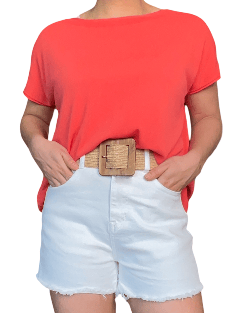 T-shirt corail uni pour femme avec ceinture.