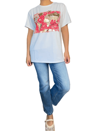 T-shirt blanc avec imprimé de carte du monde pour femme avec ballerines.