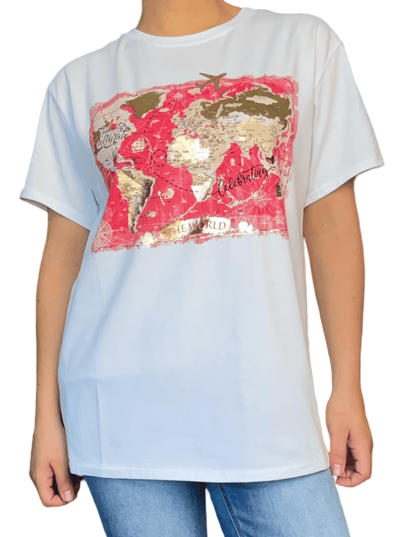 T-shirt blanc avec imprimé de carte du monde pour femme.