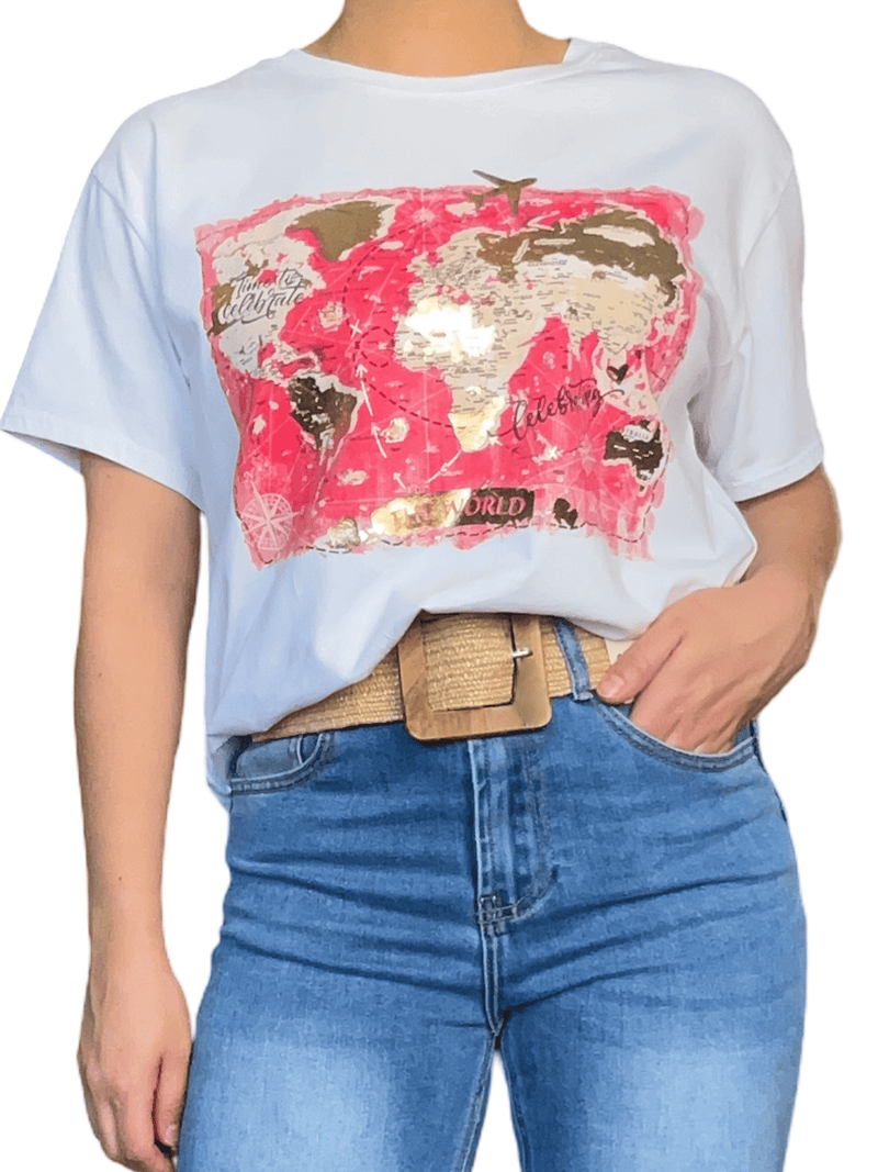 T-shirt blanc avec imprimé de carte du monde pour femme avec ceinture.