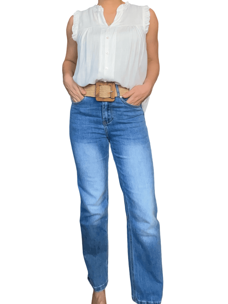 Camisole jaune boutonnée pour femme avec jeans.
