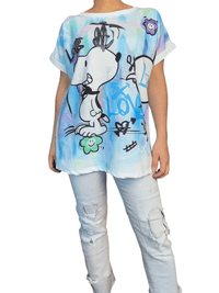 T-shirt Snoopy blanc et bleu délavé pour femme.