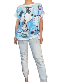 T-shirt Snoopy blanc et bleu délavé pour femme avec jeans.