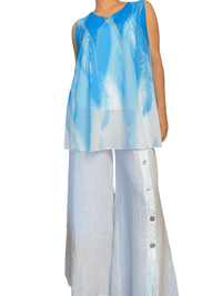 Camisole bleue dégradé avec motifs de plumes pour femme avec pantalon blanc.
