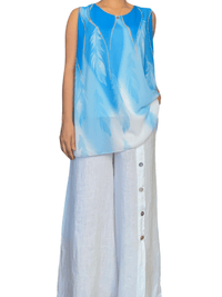 Camisole bleue dégradé avec motifs de plumes pour femme avec pantalon en lin.