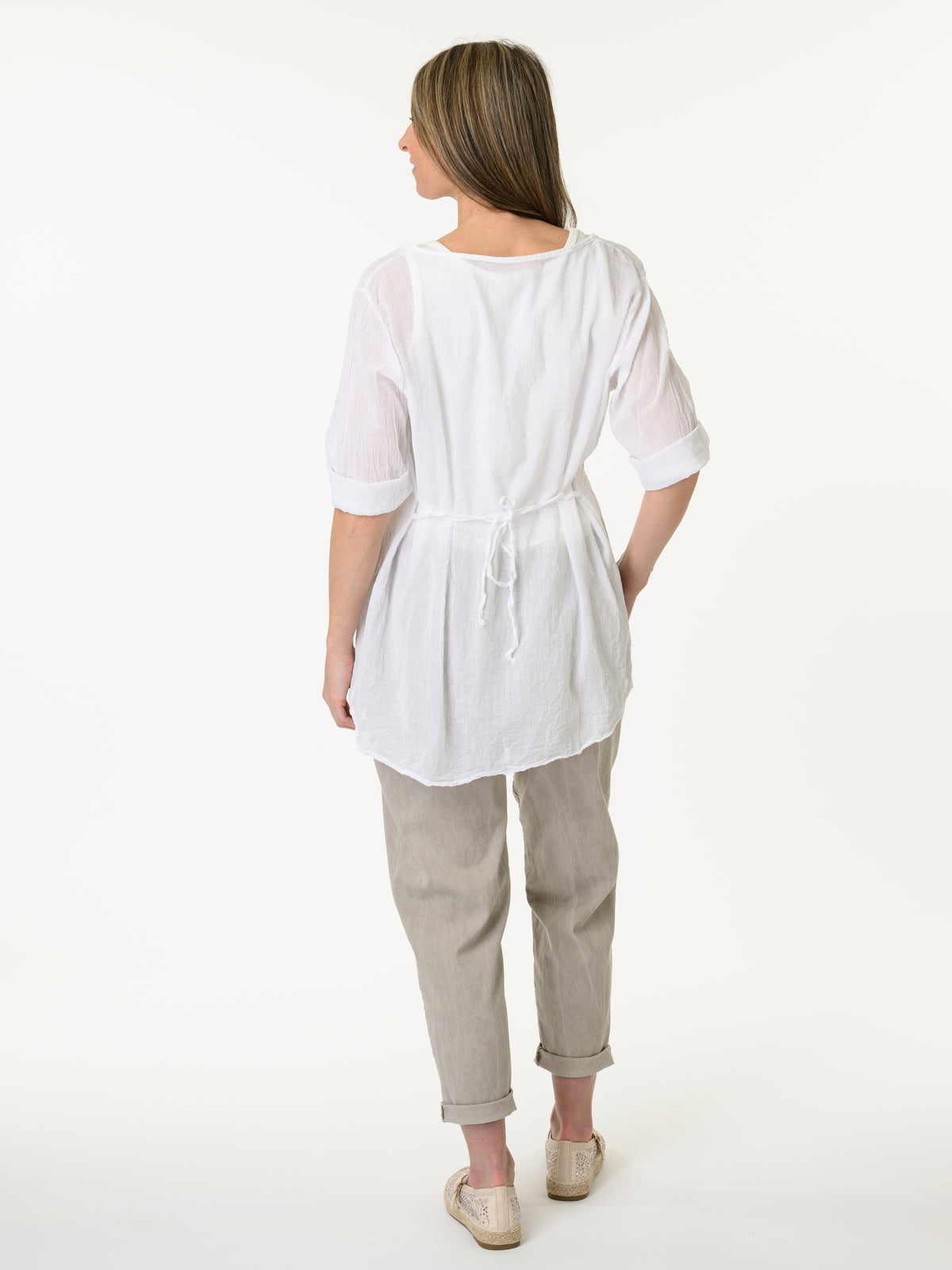 Chandail blanc avec imprimé de citrons et de feuilles