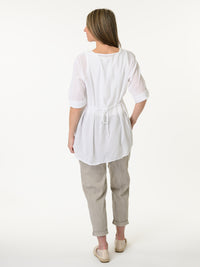 Chandail blanc avec imprimé de citrons et de feuilles