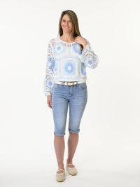 Chandail blanc en crochet à motifs de fleurs bleues