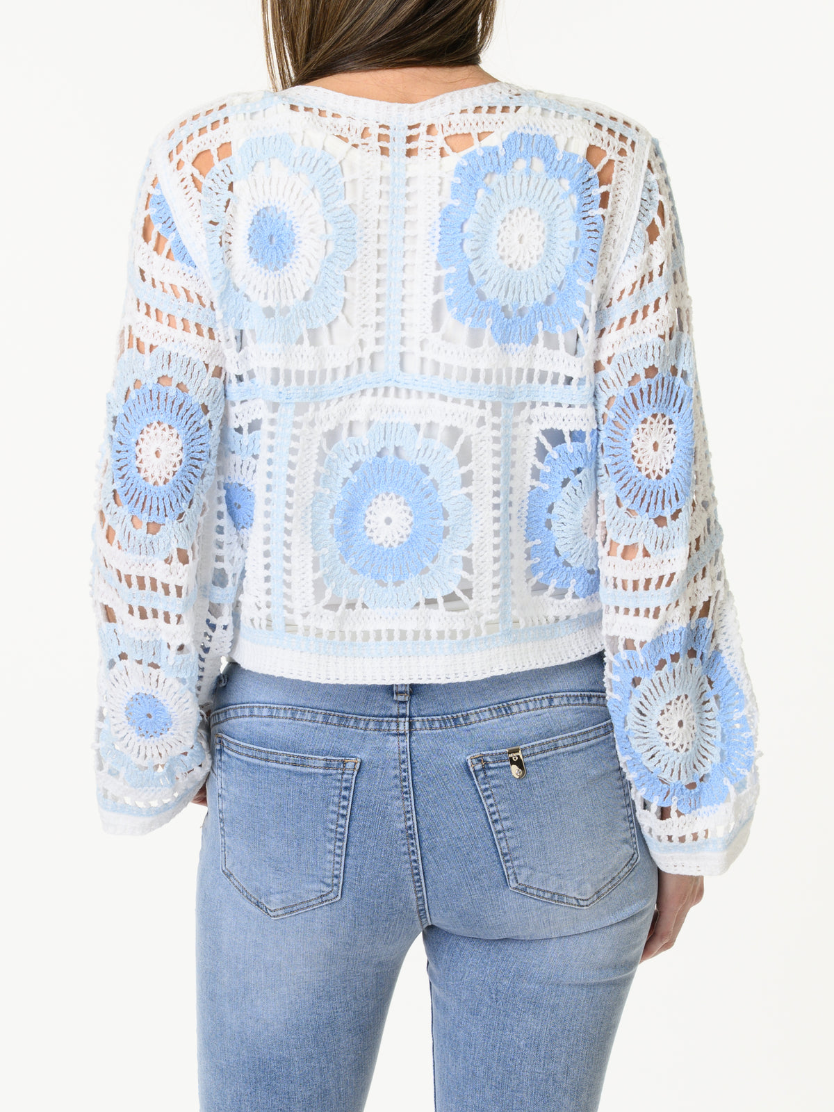 Chandail blanc en crochet à motifs de fleurs bleues