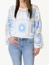 Chandail blanc en crochet à motifs de fleurs bleues