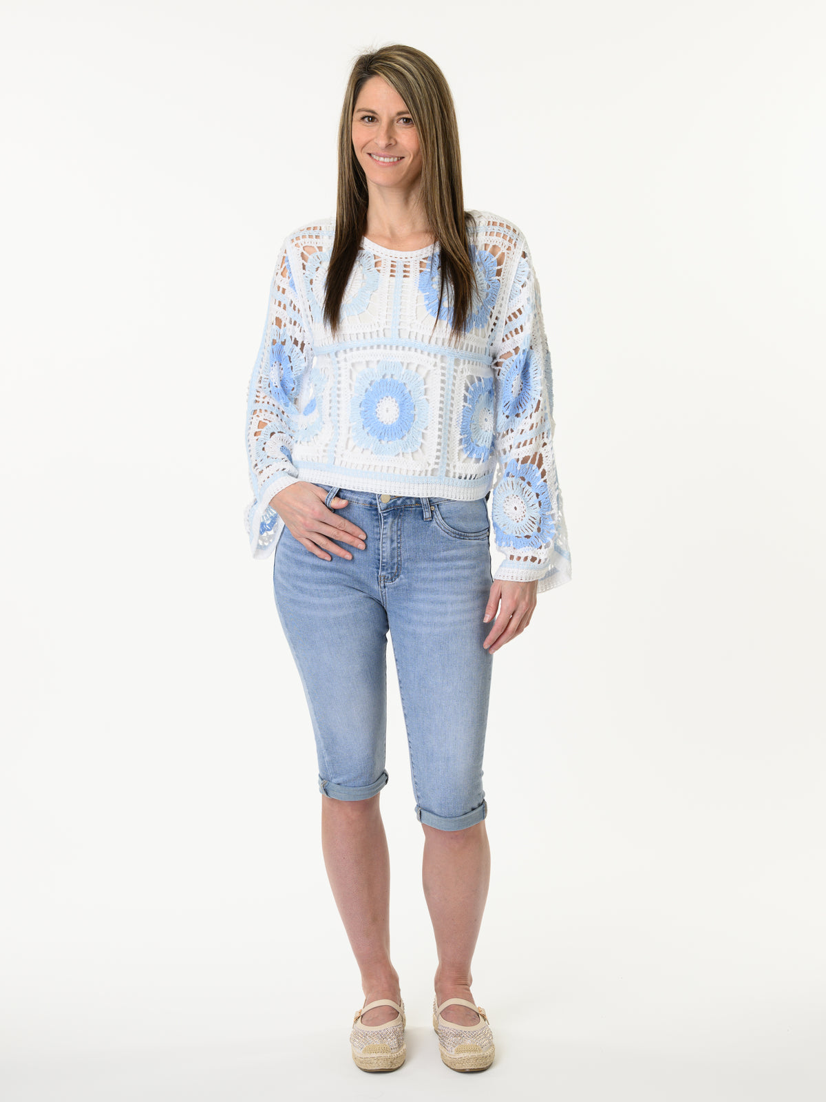 Chandail blanc en crochet à motifs de fleurs bleues