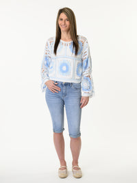 Chandail blanc en crochet à motifs de fleurs bleues