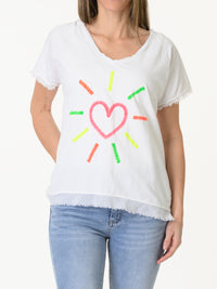 T-shirt blanc avec imprimé d'un cœur