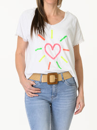 T-shirt blanc avec imprimé d'un cœur