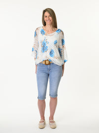 Chandail blanc en mailles avec imprimé floral bleu