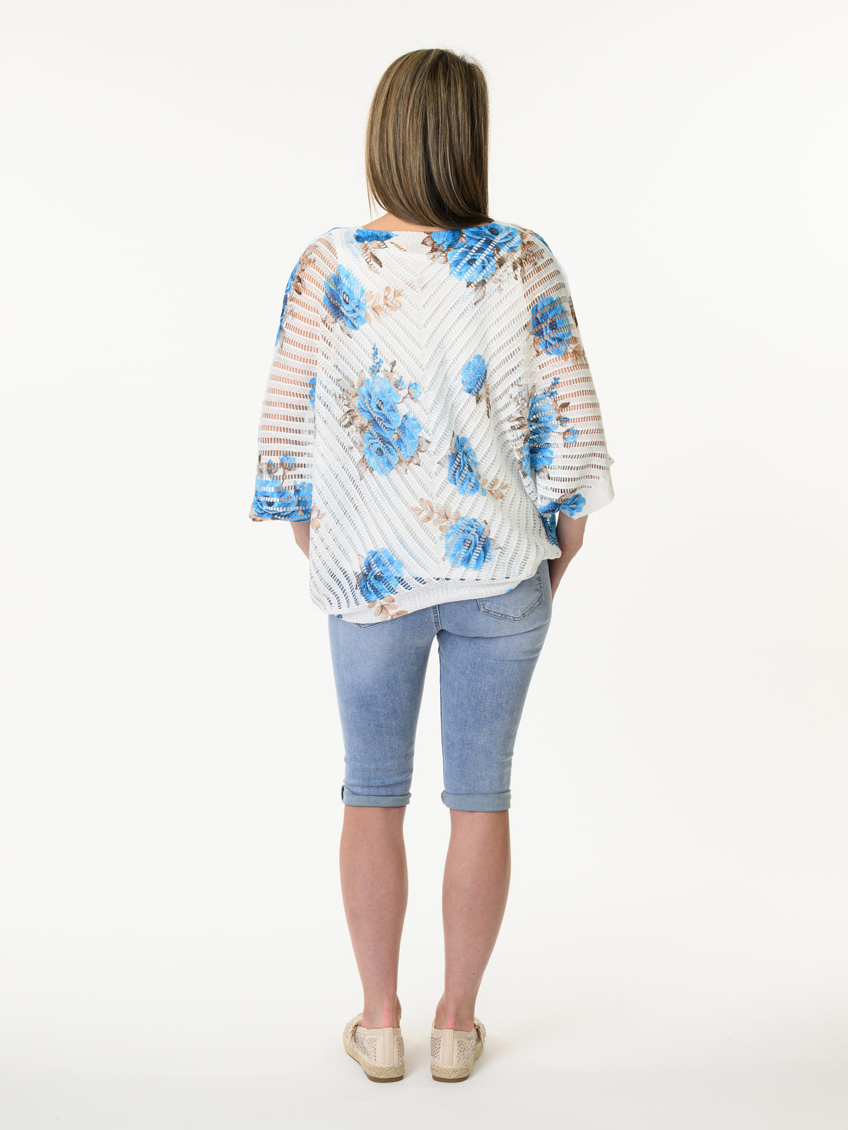 Chandail blanc en mailles avec imprimé floral bleu