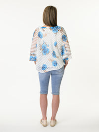 Chandail blanc en mailles avec imprimé floral bleu