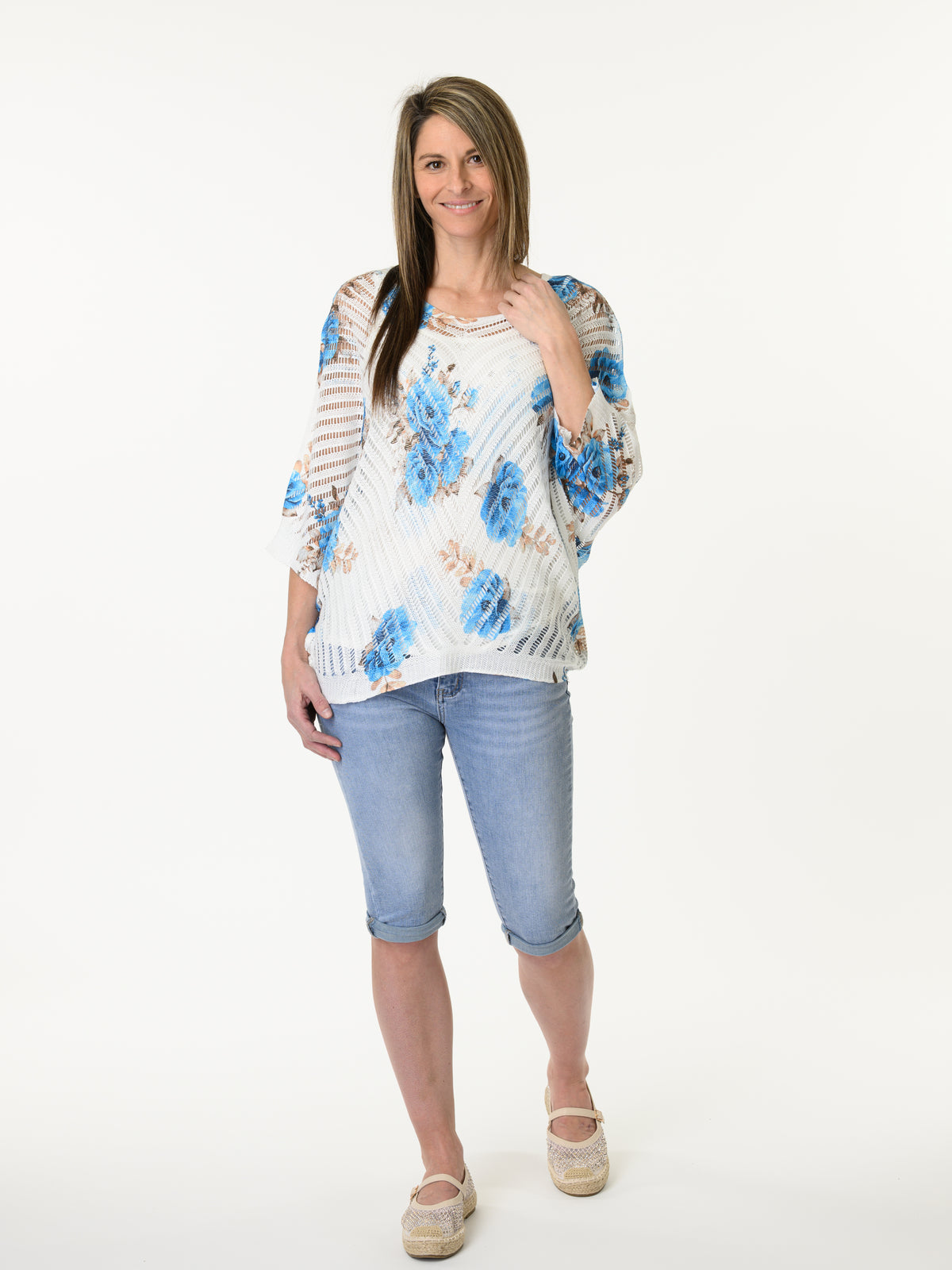 Chandail blanc en mailles avec imprimé floral bleu