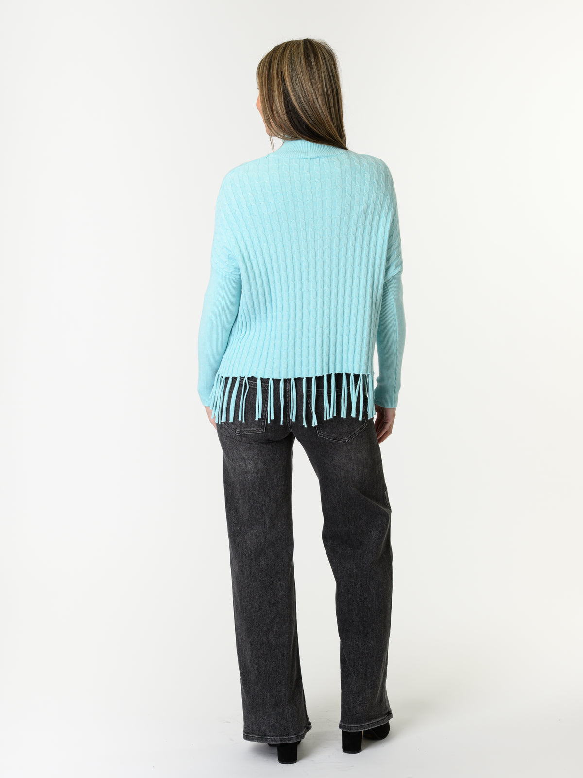 Chandail aqua à col montant avec franges