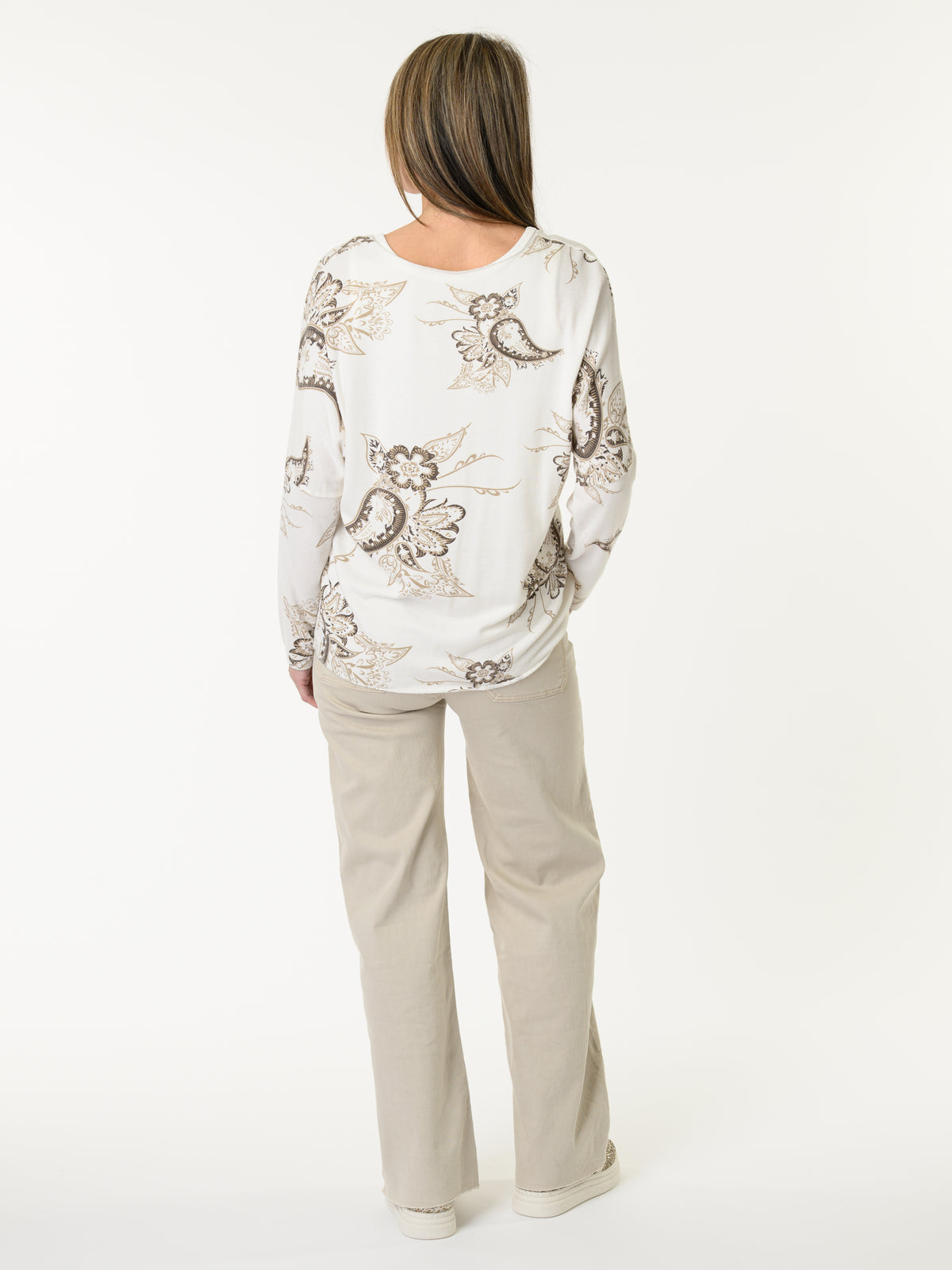 Chandail blanc à motifs de paisleys et fleurs