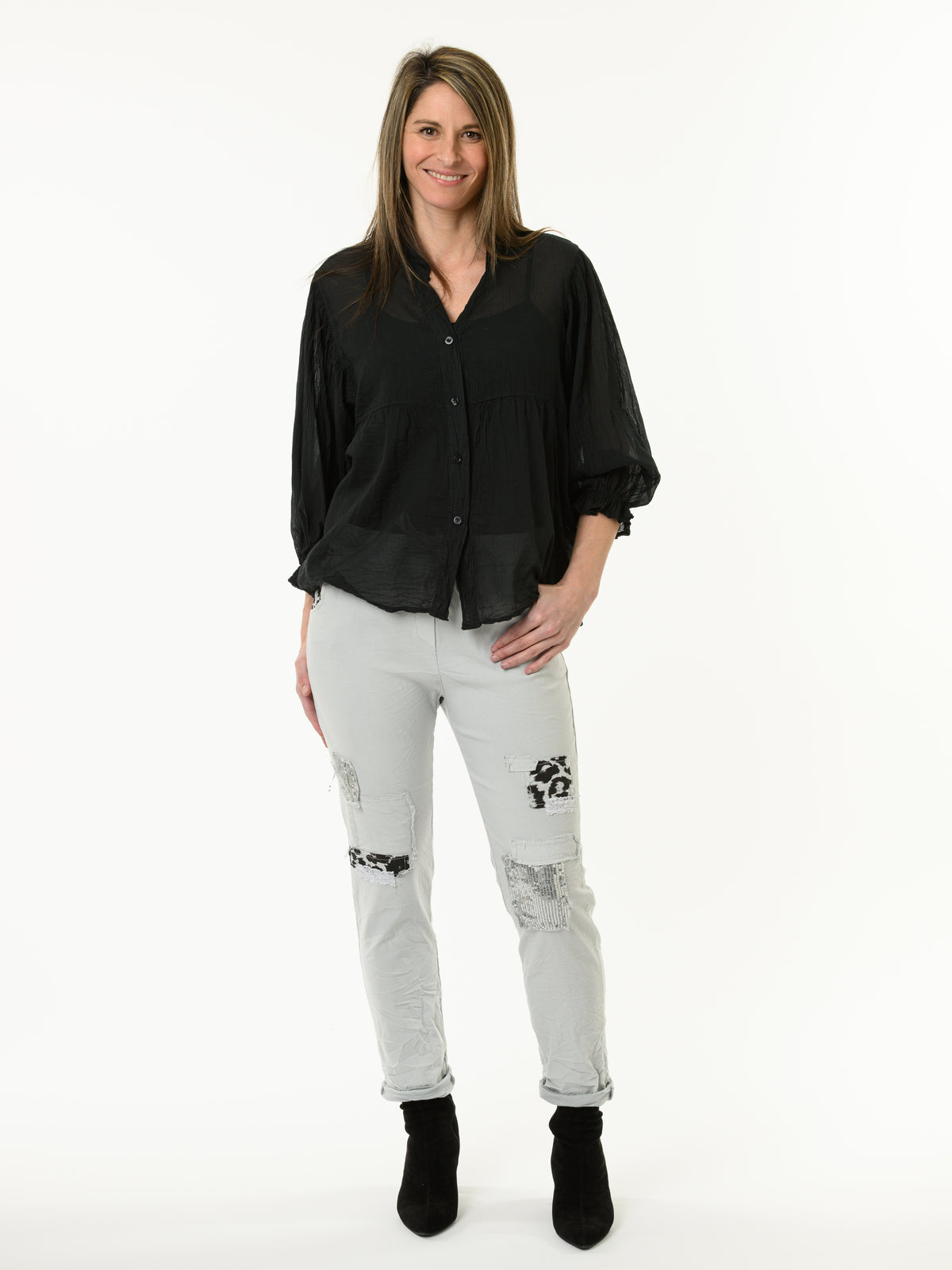 Chemise noire romantique à manches à volants