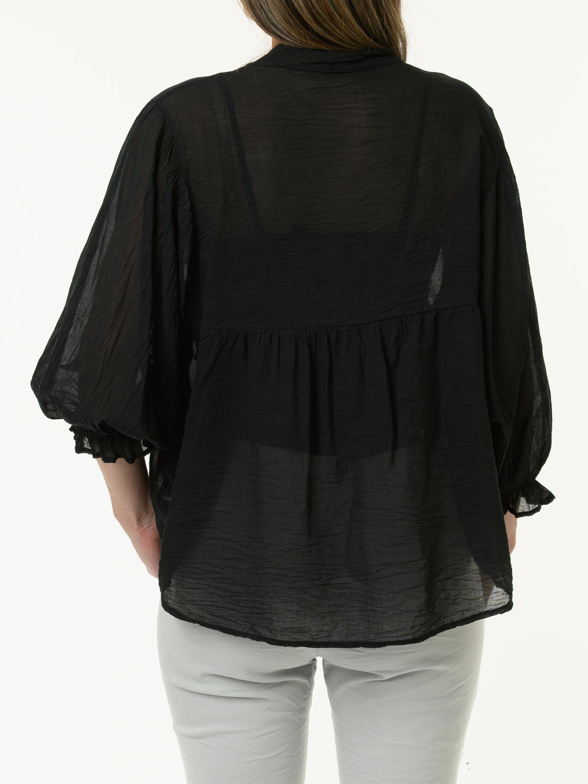 Chemise noire romantique à manches à volants