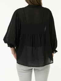 Chemise noire romantique à manches à volants