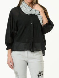 Chemise noire romantique à manches à volants