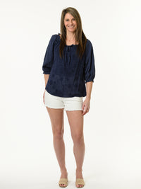 Blouse marine à motifs floraux brodés