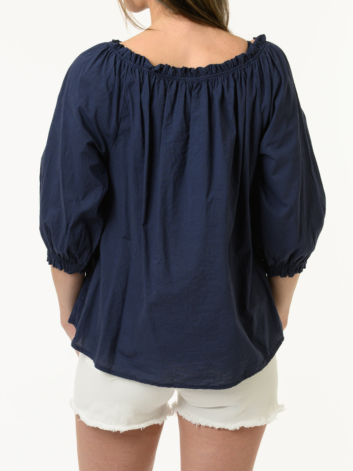 Blouse marine à motifs floraux brodés