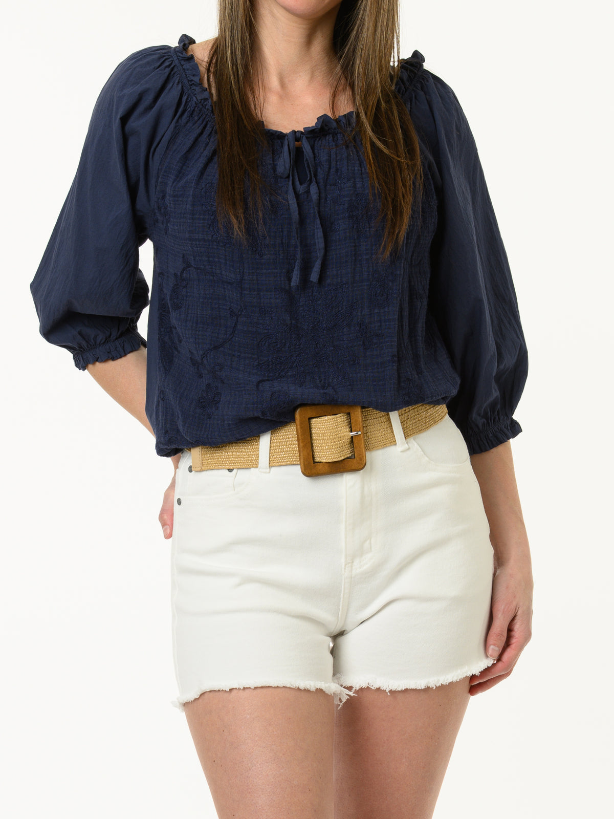 Blouse marine à motifs floraux brodés