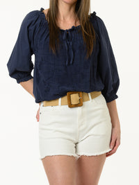 Blouse marine à motifs floraux brodés