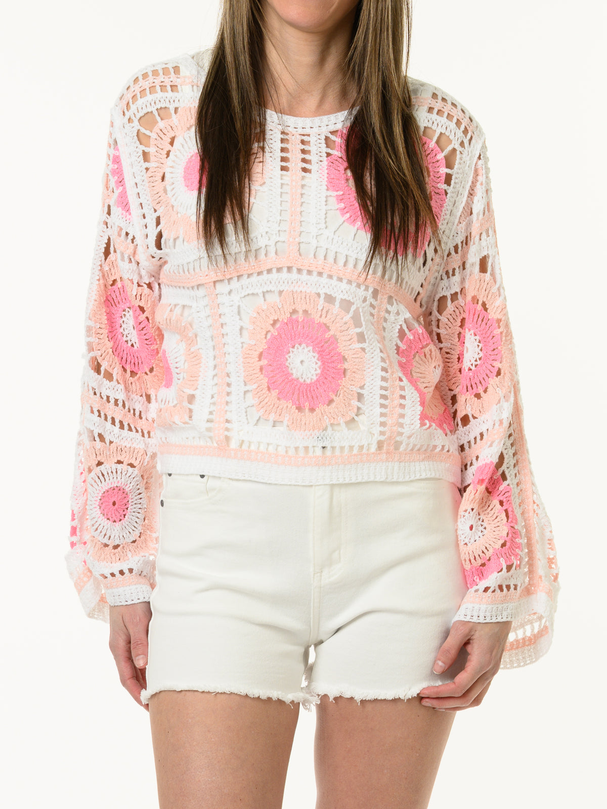 Chandail blanc en crochet à motifs de fleurs roses