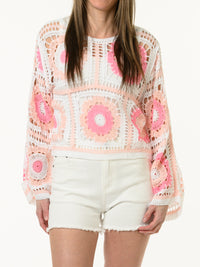 Chandail blanc en crochet à motifs de fleurs roses