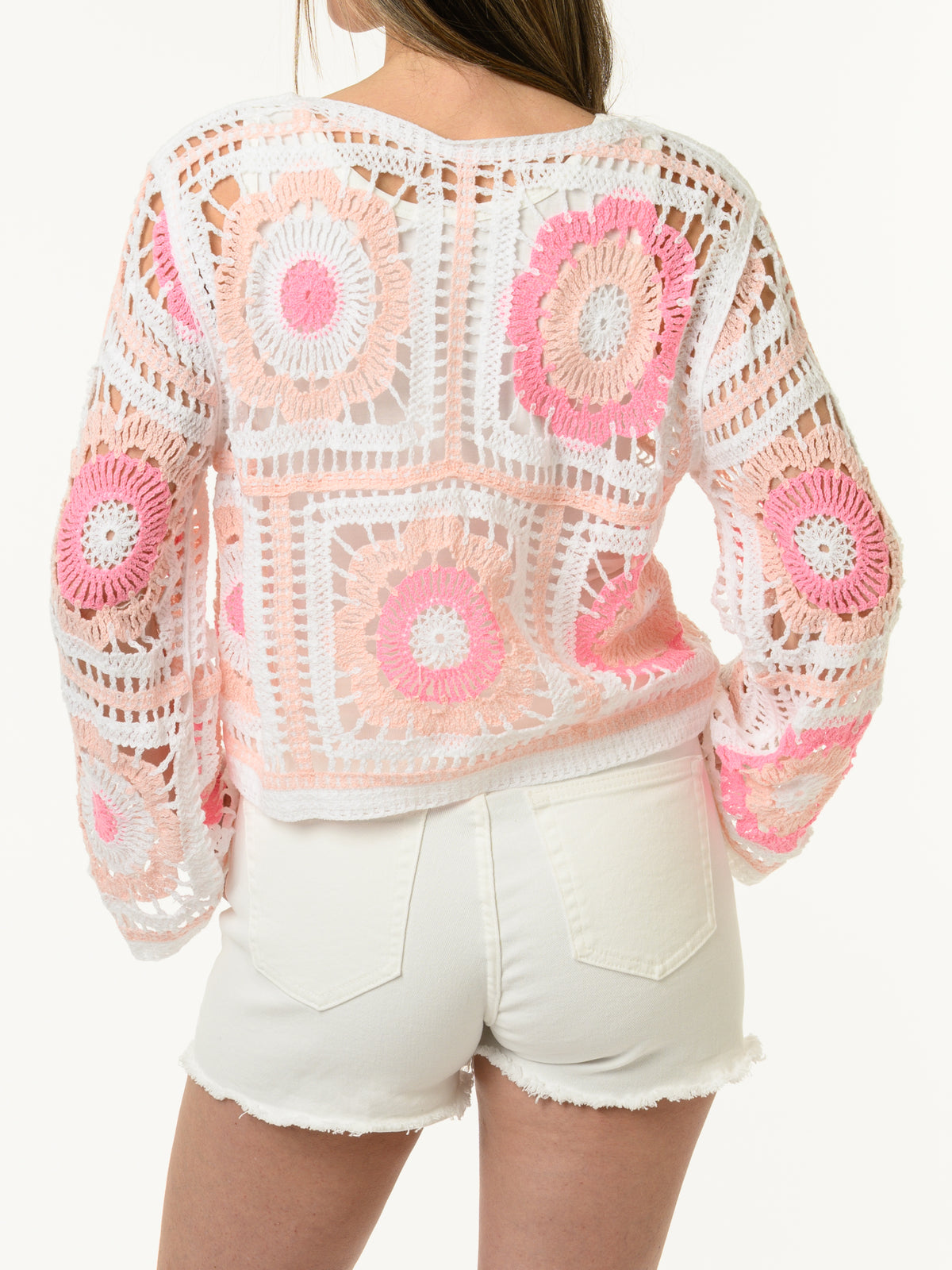 Chandail blanc en crochet à motifs de fleurs roses