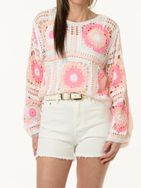 Chandail blanc en crochet à motifs de fleurs roses