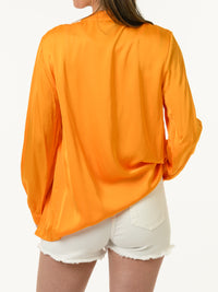 Chemise satinée orange à manche longue