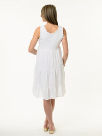 Robe blanche à volants sans manches