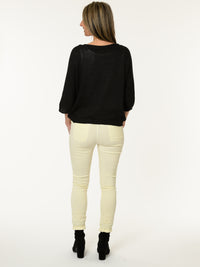 Chandail noir avec deux fleurs décoratives