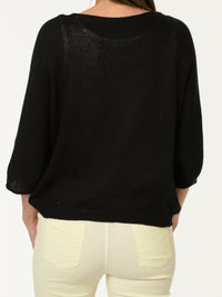 Chandail noir avec deux fleurs décoratives